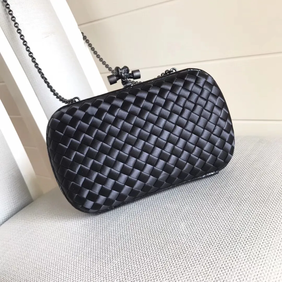 Model 8651 The popular Knot clutch ~ is made of exquisite Japanese silk fabric with freshwater snakeskin piping. It looks elegant when worn cross-body or in the hand. Petite girls can also handle it. It can hold 2 iPhone X phones. Size: 20cm*12cm M56530